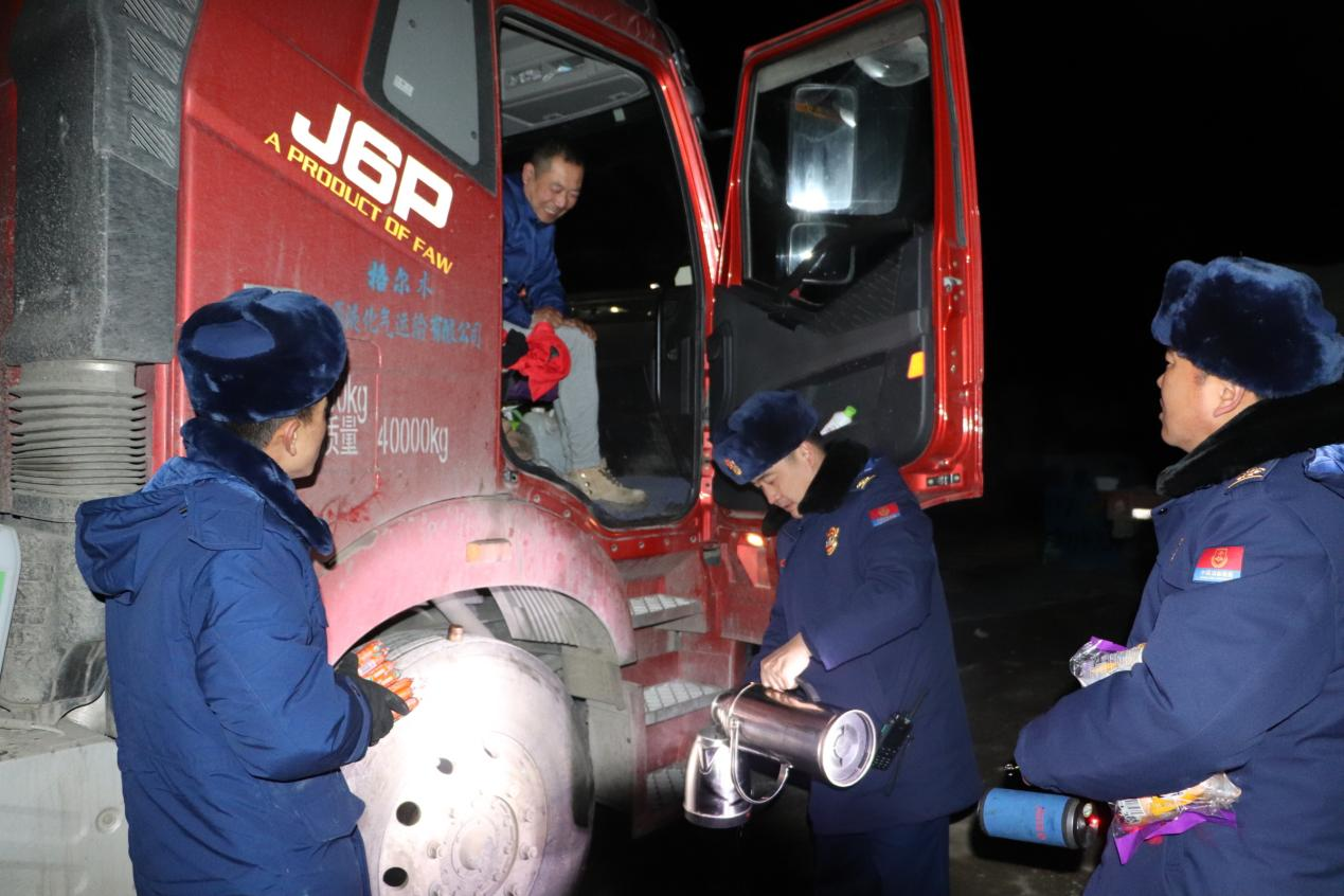 幫助滯留司機(jī)。茫崖市消防救援大隊(duì)供圖