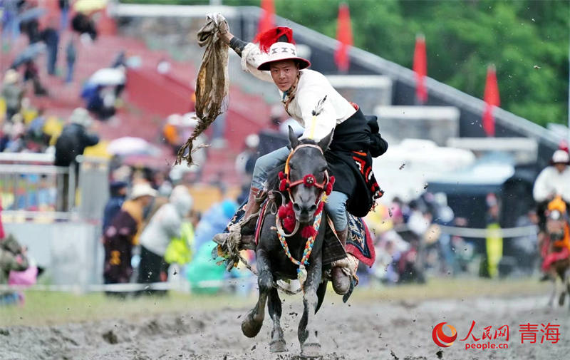 拾哈達(dá)比賽。人民網(wǎng) 況玉攝