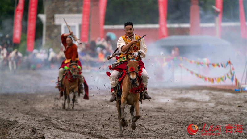 拾哈達(dá)比賽。人民網(wǎng) 況玉攝