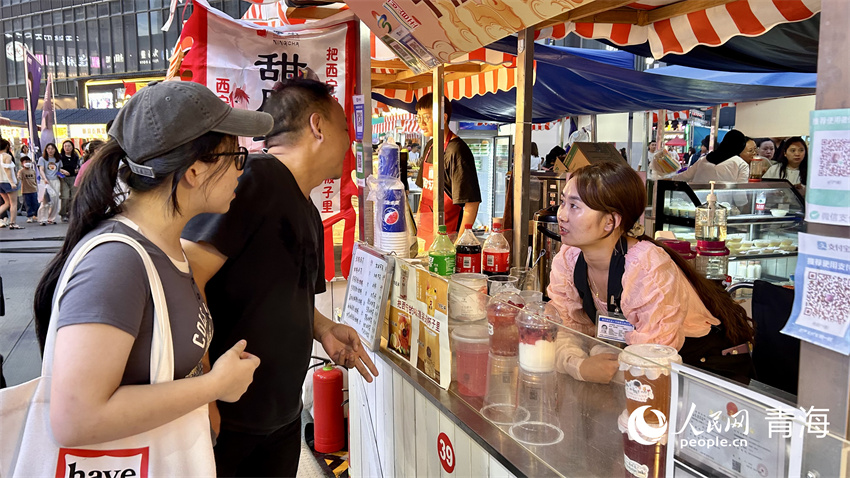 游客打卡青海特色美食。人民網(wǎng) 陳明菊攝