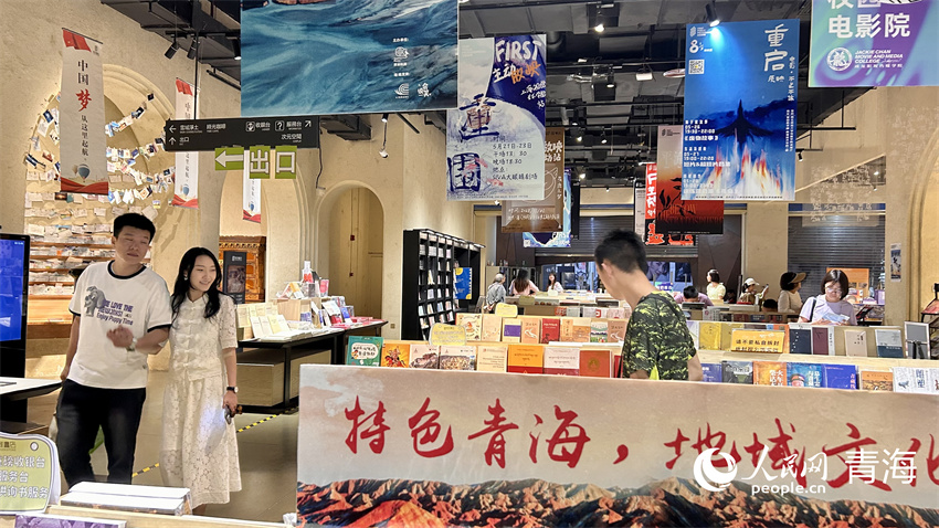 夜晚的幾何書店依舊人來人往。人民網(wǎng) 陳明菊攝