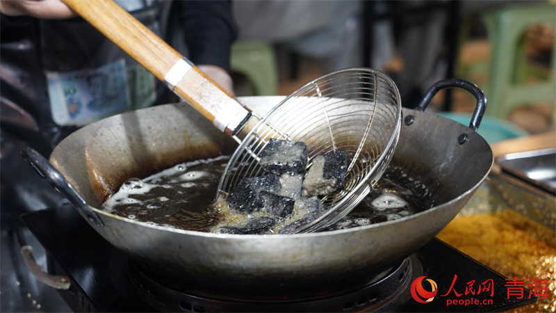 美食制作中。人民網(wǎng) 況玉攝