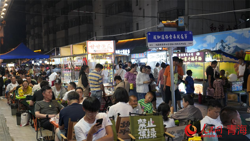 小攤座無(wú)虛席。人民網(wǎng) 況玉攝