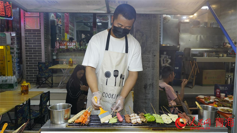 美食制作中。人民網(wǎng) 況玉攝