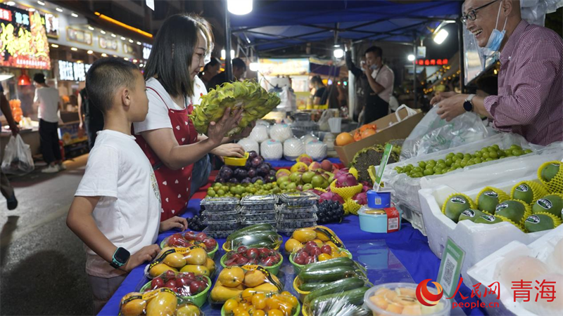 市民選購(gòu)商品。人民網(wǎng) 況玉攝