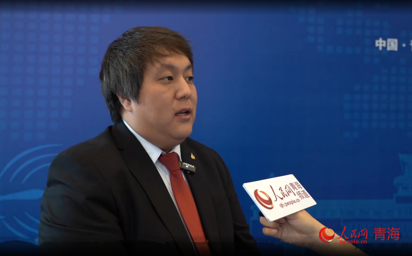蒙古國駐華大使館參贊滿都呼接受記者采訪。人民網 陳明菊攝