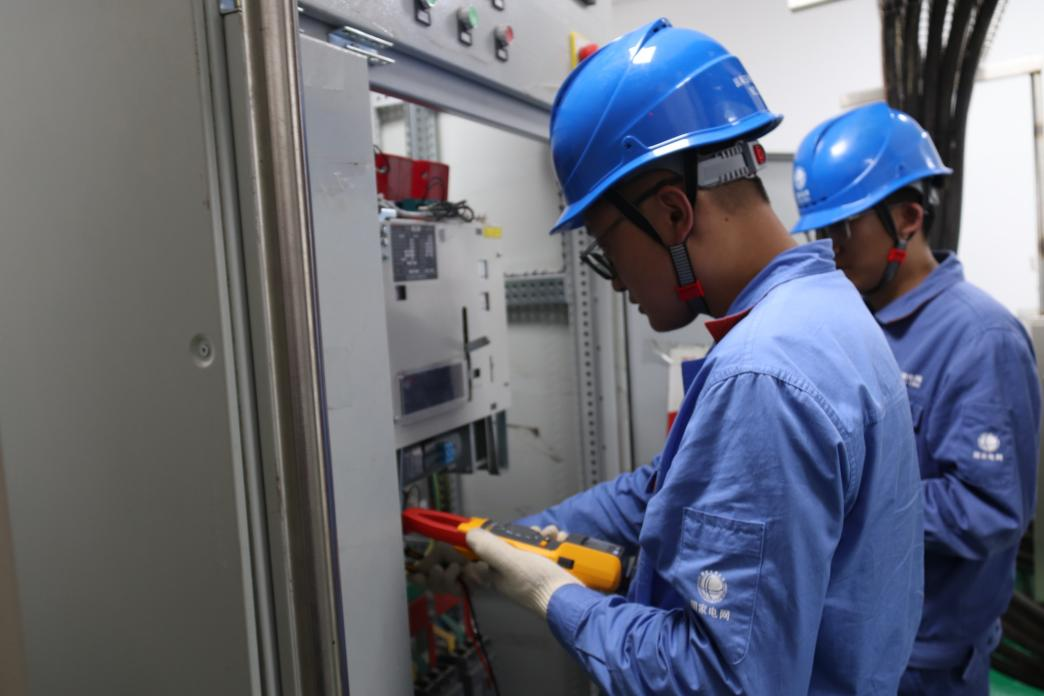 國網(wǎng)玉樹供電公司檢修人員正在檢查供電線路和用電設(shè)備。普布永措攝