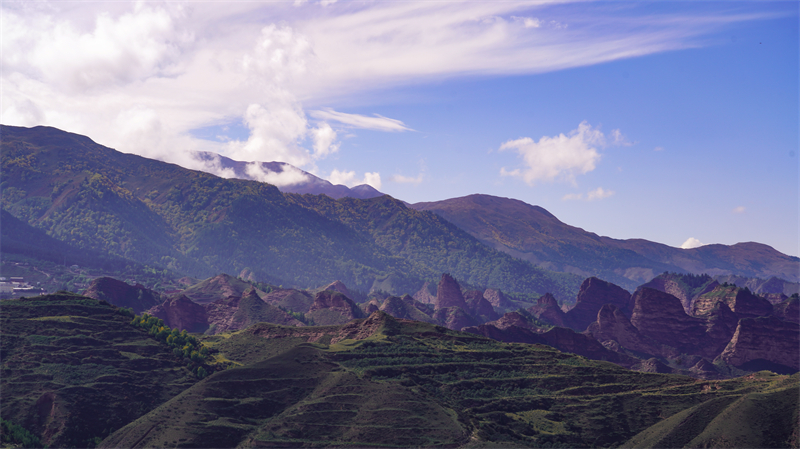 丹霞群峰。羊格東智攝