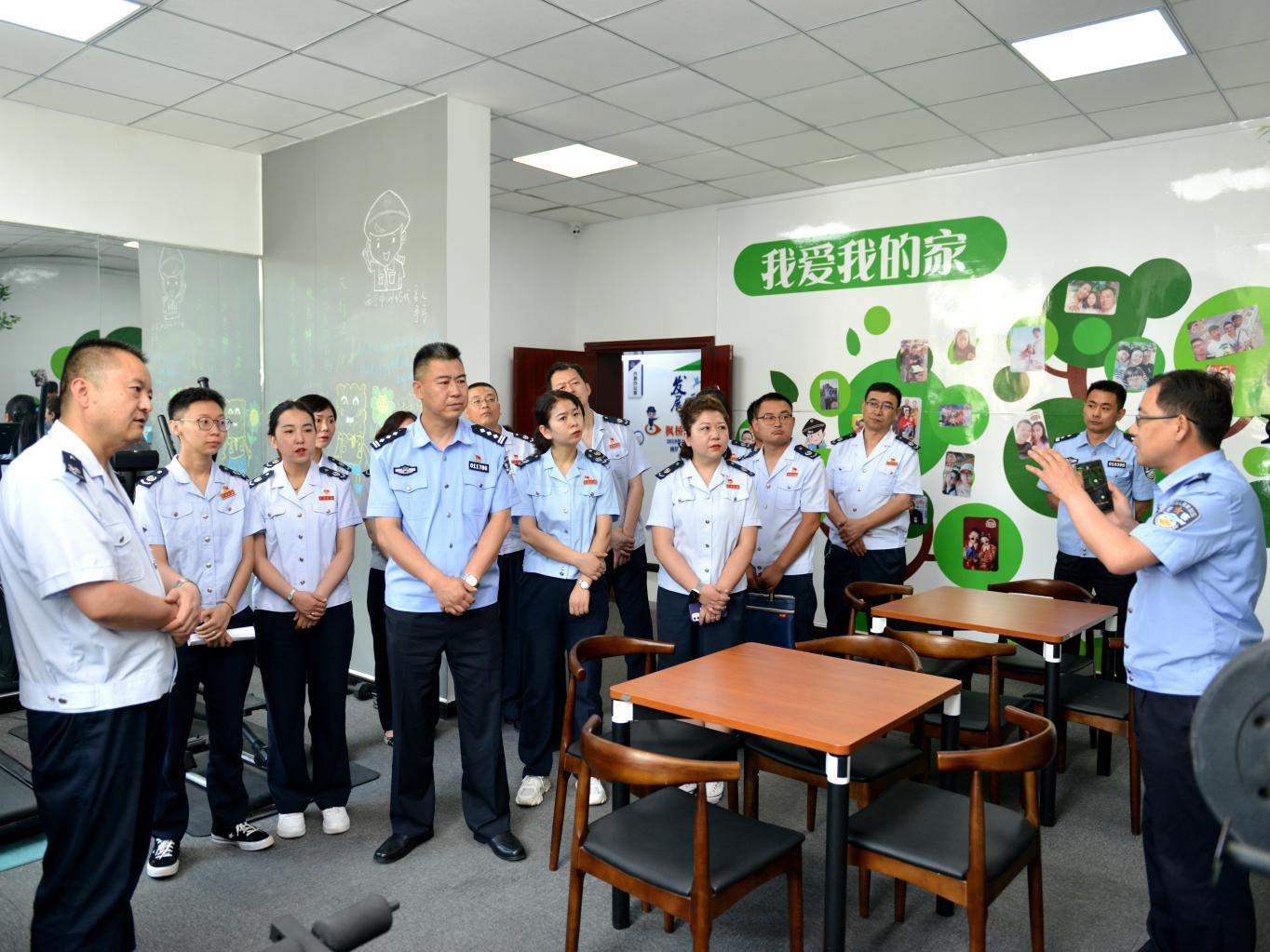 西寧市稅務(wù)系統(tǒng)基層辦稅廳負(fù)責(zé)人實地觀摩“楓橋式公安派出所”。杜亞萍攝