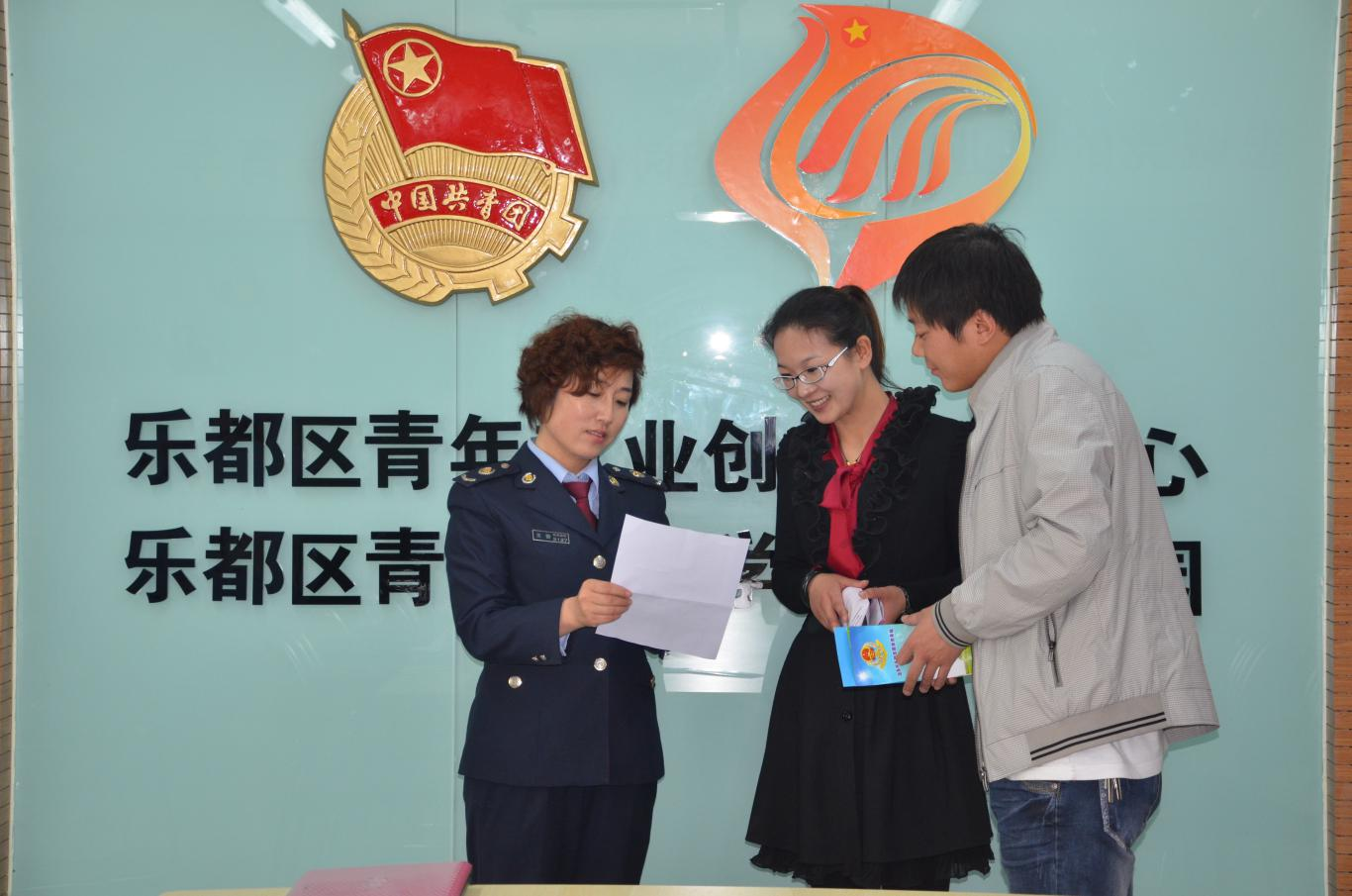 公職律師為納稅人講解稅費政策。陳榮攀攝
