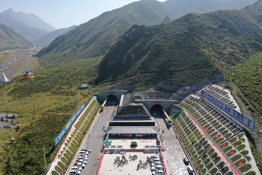 青海加西公路互助北山特長隧道進(jìn)口段左右洞貫通。青海省交通運輸廳供圖。