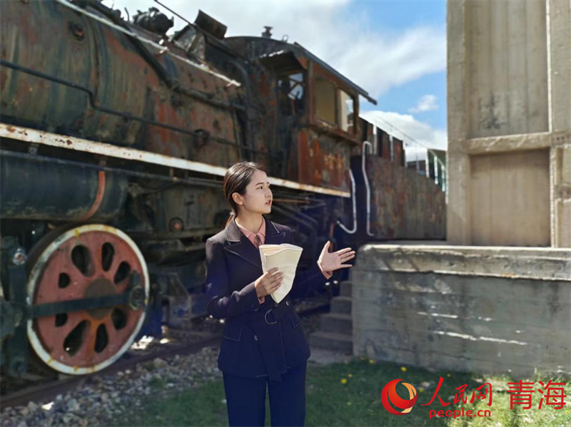 正在上星站現(xiàn)場(chǎng)教學(xué)的馬曉燕。人民網(wǎng)記者 張莉萍攝
