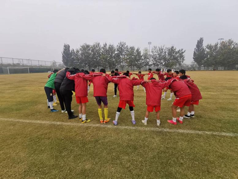 賽前互相加油鼓勁。楊晨攝
