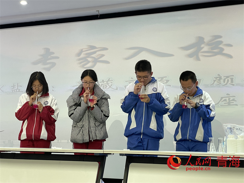 學(xué)生參與化學(xué)實(shí)驗(yàn)。人民網(wǎng) 況玉攝