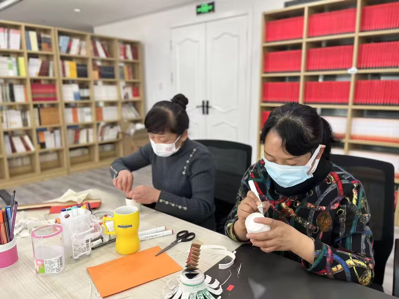 老人們?cè)谏鐓^(qū)制作手工打發(fā)時(shí)光。城西區(qū)民政局供圖