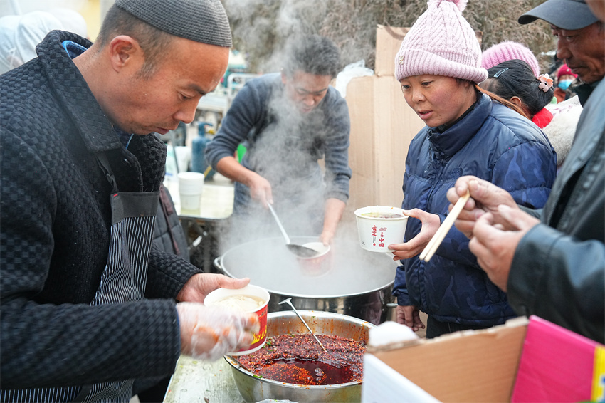 臨時安置點(diǎn)外，拉面的香氣四溢。賀勇攝