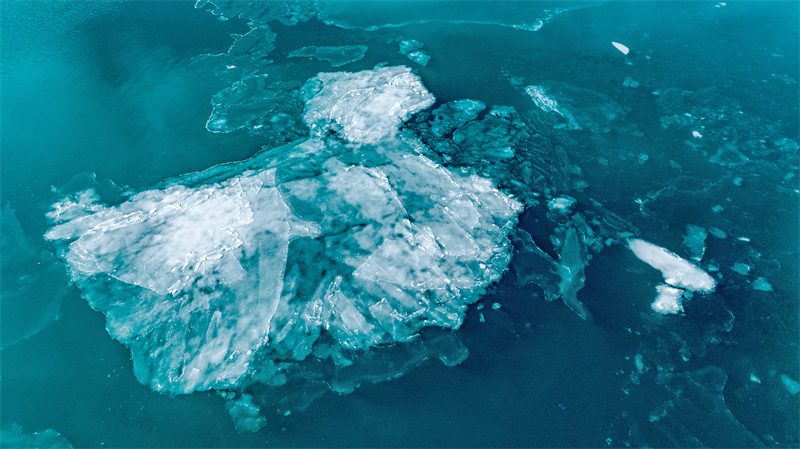 冬日青海湖 碎冰漂浮在湖面。人民網(wǎng) 況玉攝