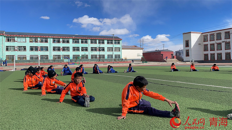 足球小將們訓(xùn)練中。人民網(wǎng) 況玉攝