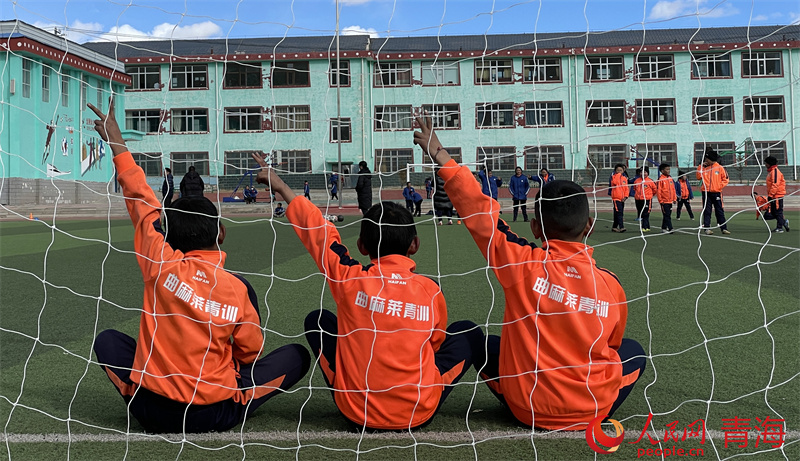 足球小將合影。人民網(wǎng) 況玉攝