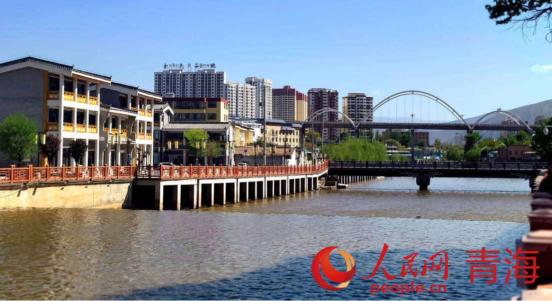 隆務(wù)河靜靜流淌。人民網(wǎng) 馬可欣攝