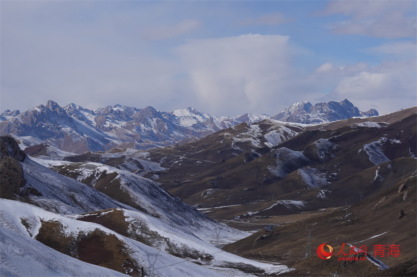群山覆雪美景。人民網(wǎng) 陳明菊攝