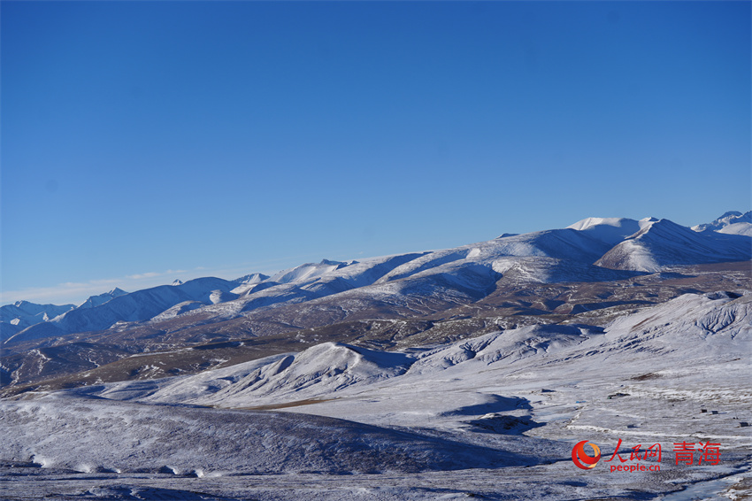 玉樹(shù)藏族自治州雜多縣境內(nèi)拍攝的雪山。人民網(wǎng) 陳明菊攝