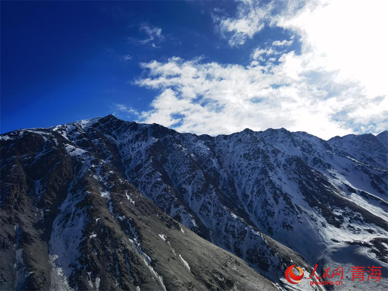 冬日的崗什卡雪峰。人民網(wǎng) 白波攝