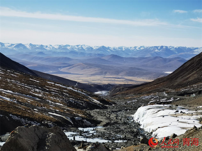 冬日的崗什卡雪峰盡顯蒼涼壯美。人民網(wǎng) 白波攝