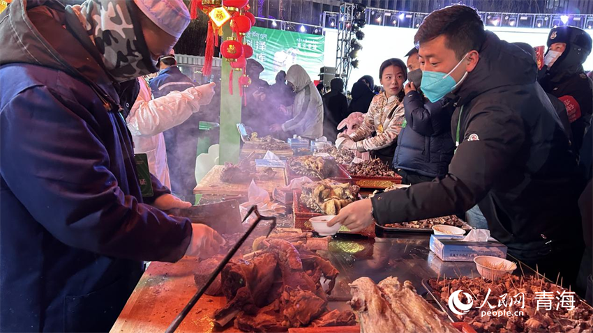 市民品嘗澤庫牛羊肉。人民網(wǎng) 陳明菊攝