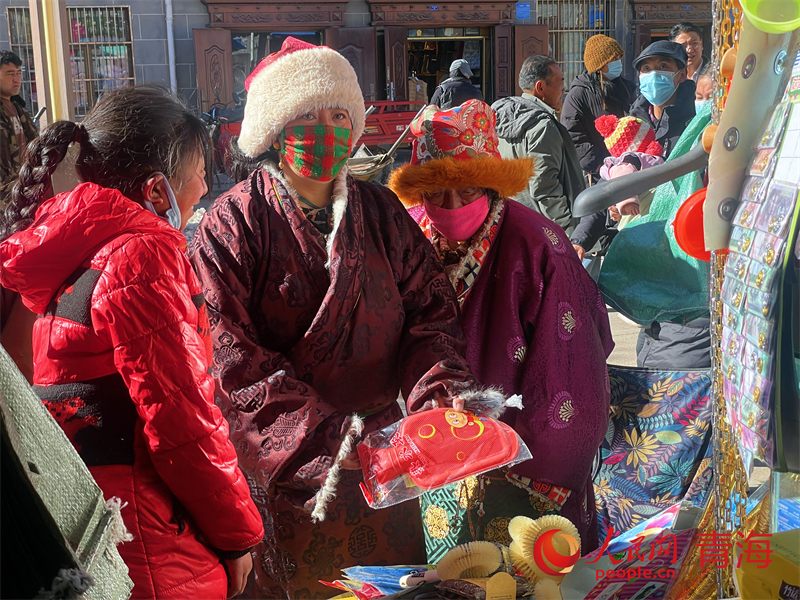 在“石榴籽”商業(yè)步行街內(nèi)選購(gòu)商品的當(dāng)?shù)厝罕姟Ｈ嗣窬W(wǎng) 況玉攝