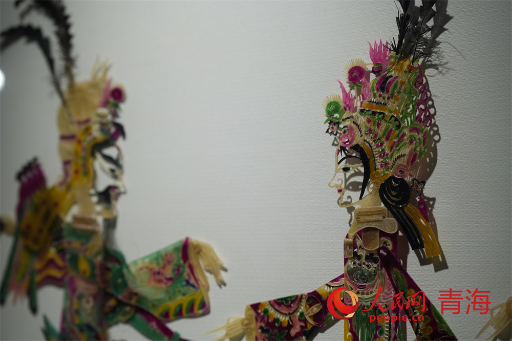 青海省級(jí)非遺河湟皮影展品。人民網(wǎng)記者 甘海瓊攝