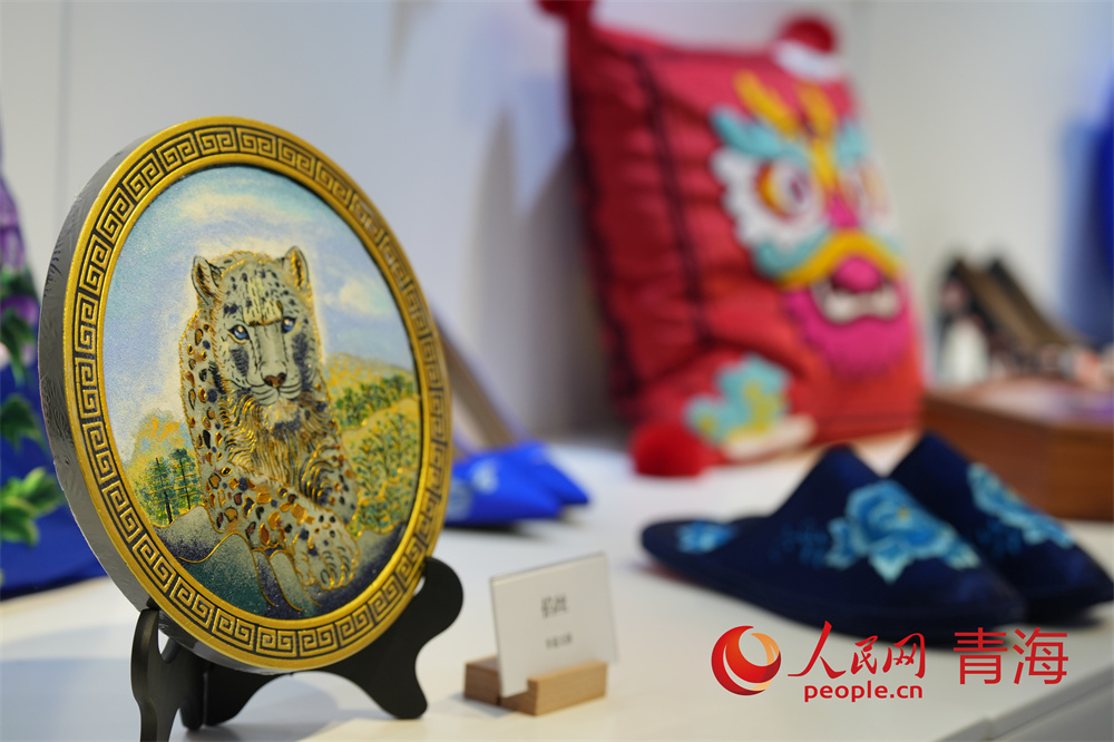 非遺展品掐絲唐卡雪豹文創(chuàng)產(chǎn)品。人民網(wǎng)記者 甘海瓊攝