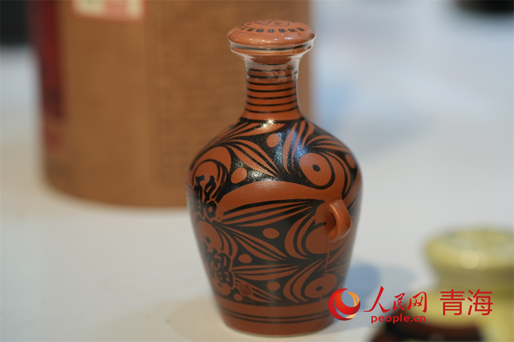 青海省級非遺酩餾酒釀造技藝產(chǎn)品。人民網(wǎng)記者 甘海瓊攝