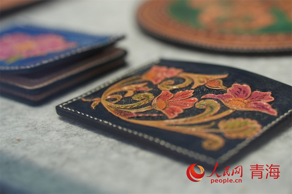 海晏嘉福蒼手工皮藝非遺展品。人民網(wǎng)記者 甘海瓊攝