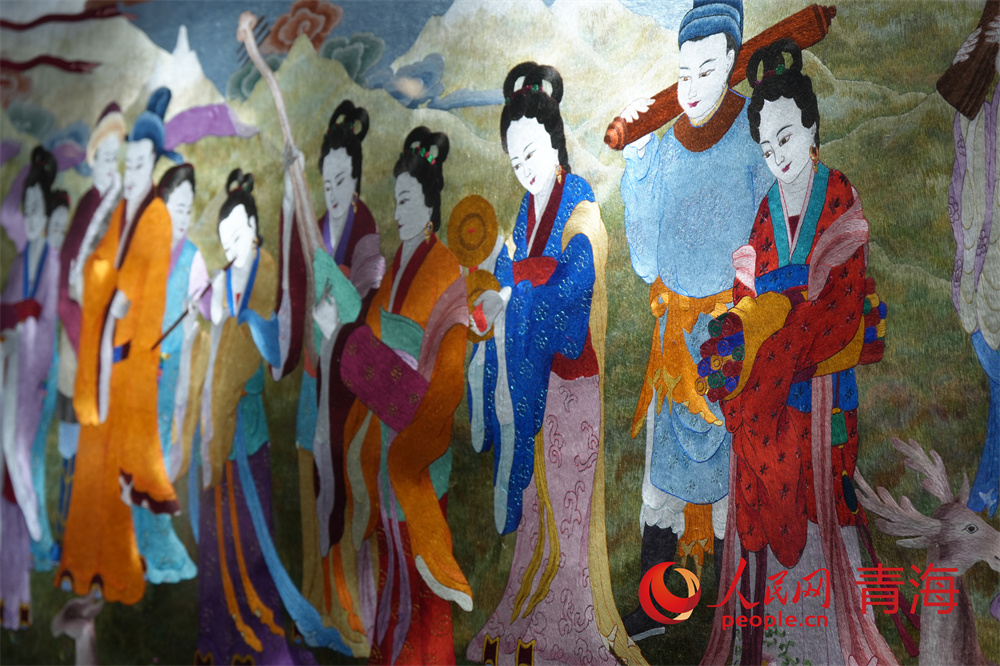 國家級(jí)非遺貴南藏繡技藝展品。人民網(wǎng)記者 甘海瓊攝