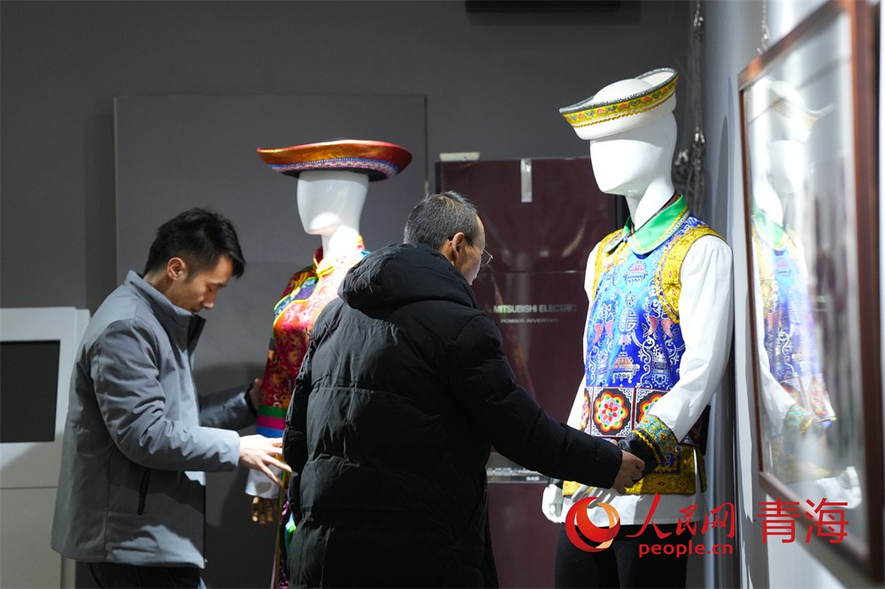 工作人員布展。人民網(wǎng)記者 甘海瓊攝