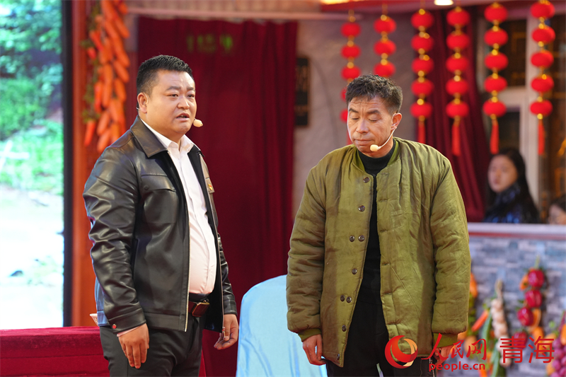 小品《懶漢脫貧》。人民網(wǎng) 況玉攝
