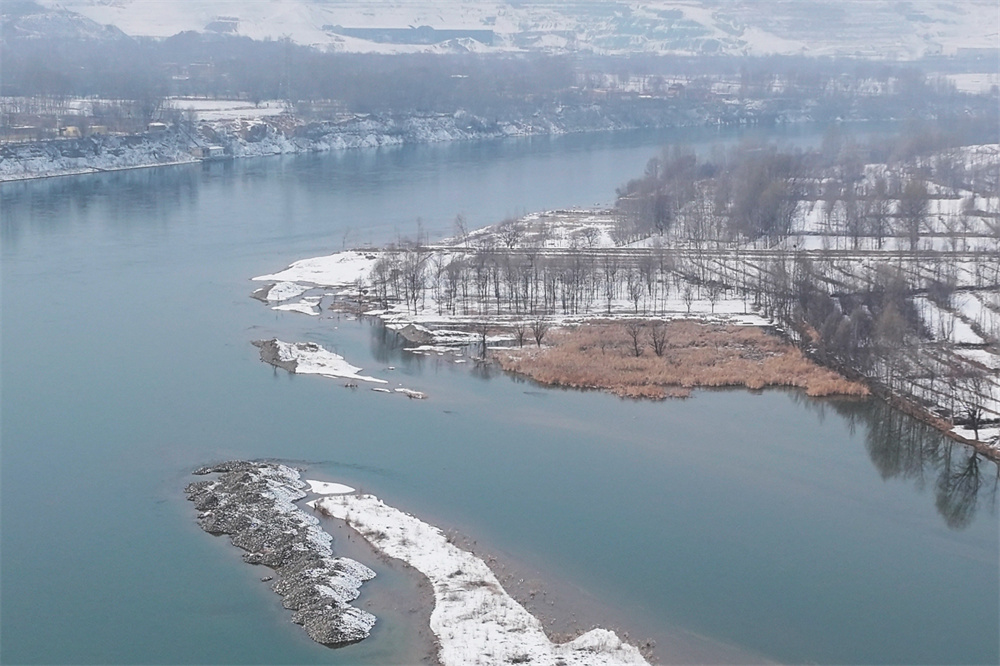 雪落化隆黃河岸畔。李玉峰攝