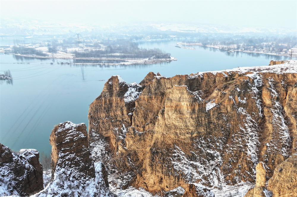 雪落丹霞。李玉峰攝