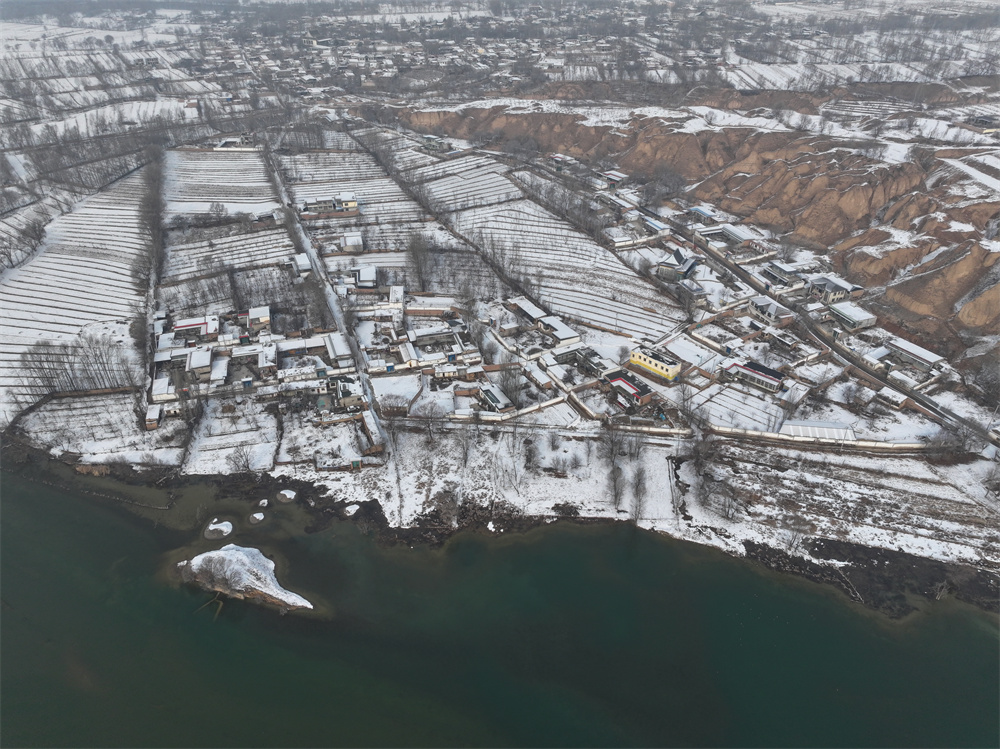 雪落化隆黃河岸畔。李玉峰攝