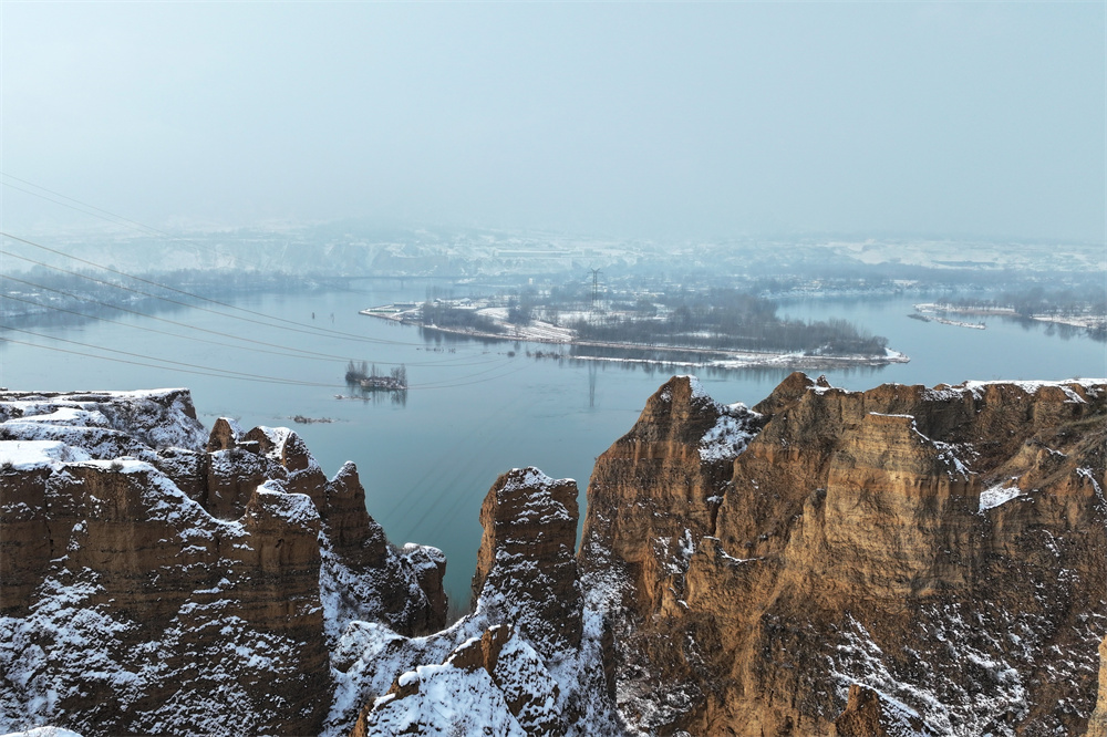 雪落丹霞。李玉峰攝