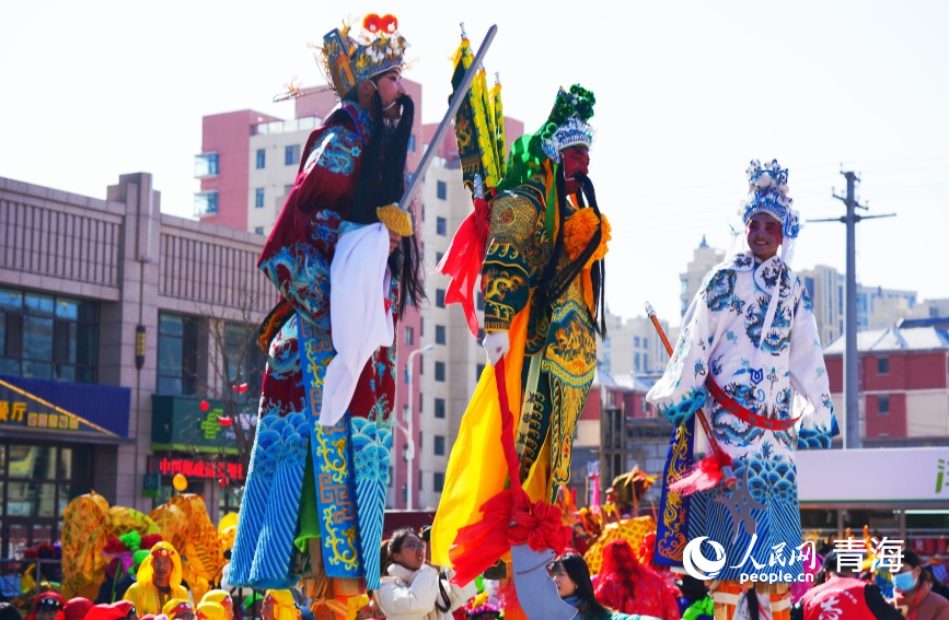 高蹺表演——《桃園結(jié)義》表演團(tuán)隊(duì)：橋頭鎮(zhèn)上廟村。人民網(wǎng) 陳明菊攝