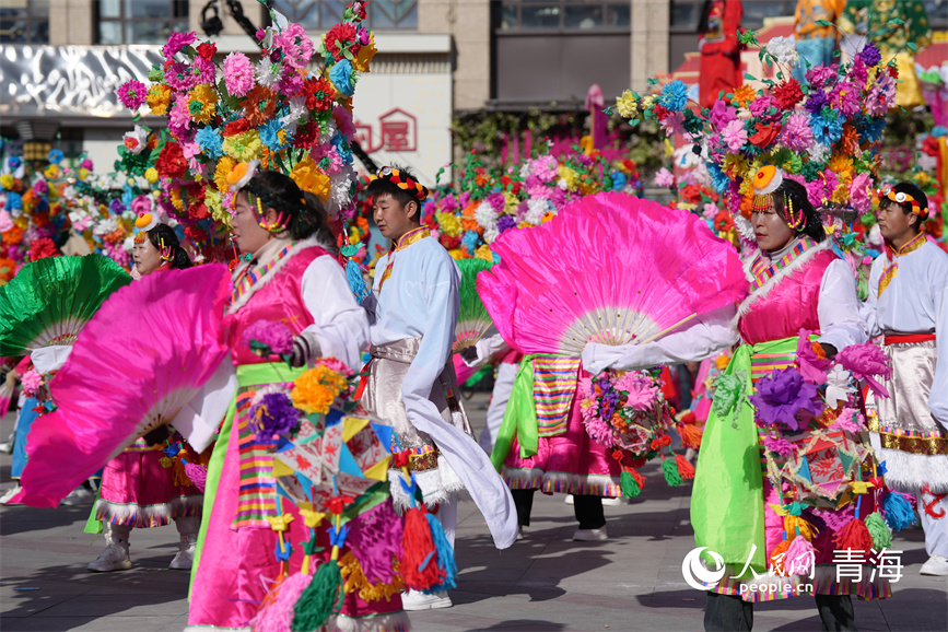 東峽鎮(zhèn)杏花村的《花籃》。人民網(wǎng) 陳明菊攝