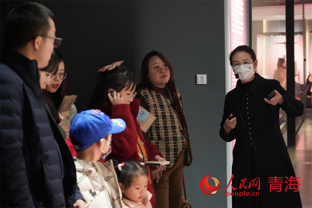 參觀博物館過新年。人民網(wǎng)記者 甘海瓊攝