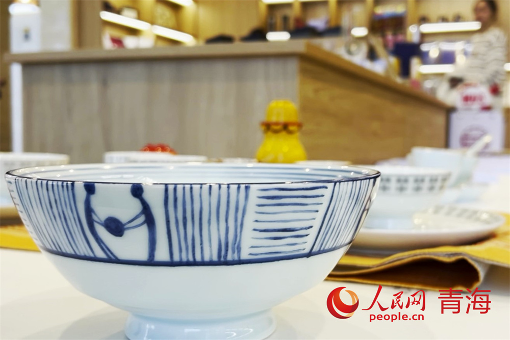 青海省博物館“雙人抬物”彩陶紋樣文創(chuàng)產(chǎn)品。人民網(wǎng)記者 甘海瓊攝