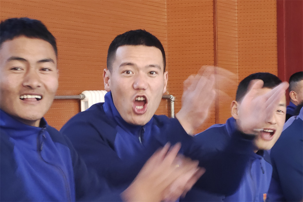 賽場下歡呼的消防隊員。俄見才旦攝