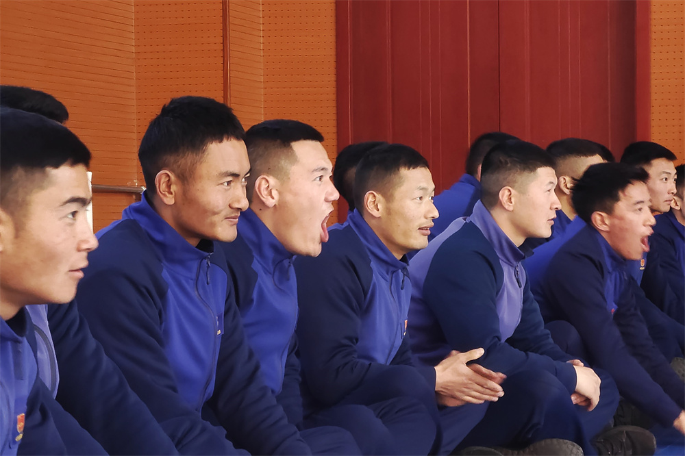 賽場下加油打氣的消防隊(duì)員。俄見才旦攝