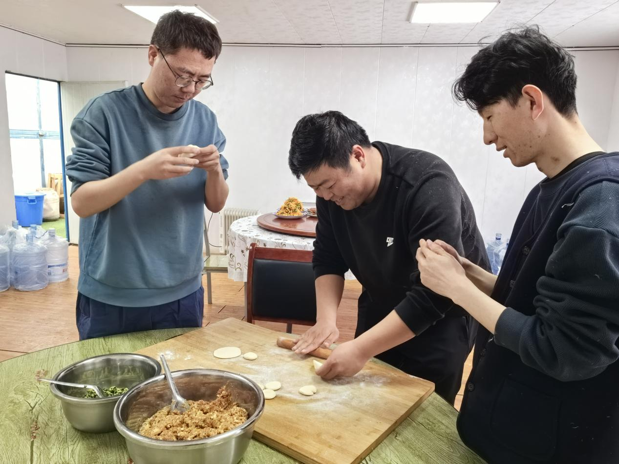 項目部里包餃子。王元明攝