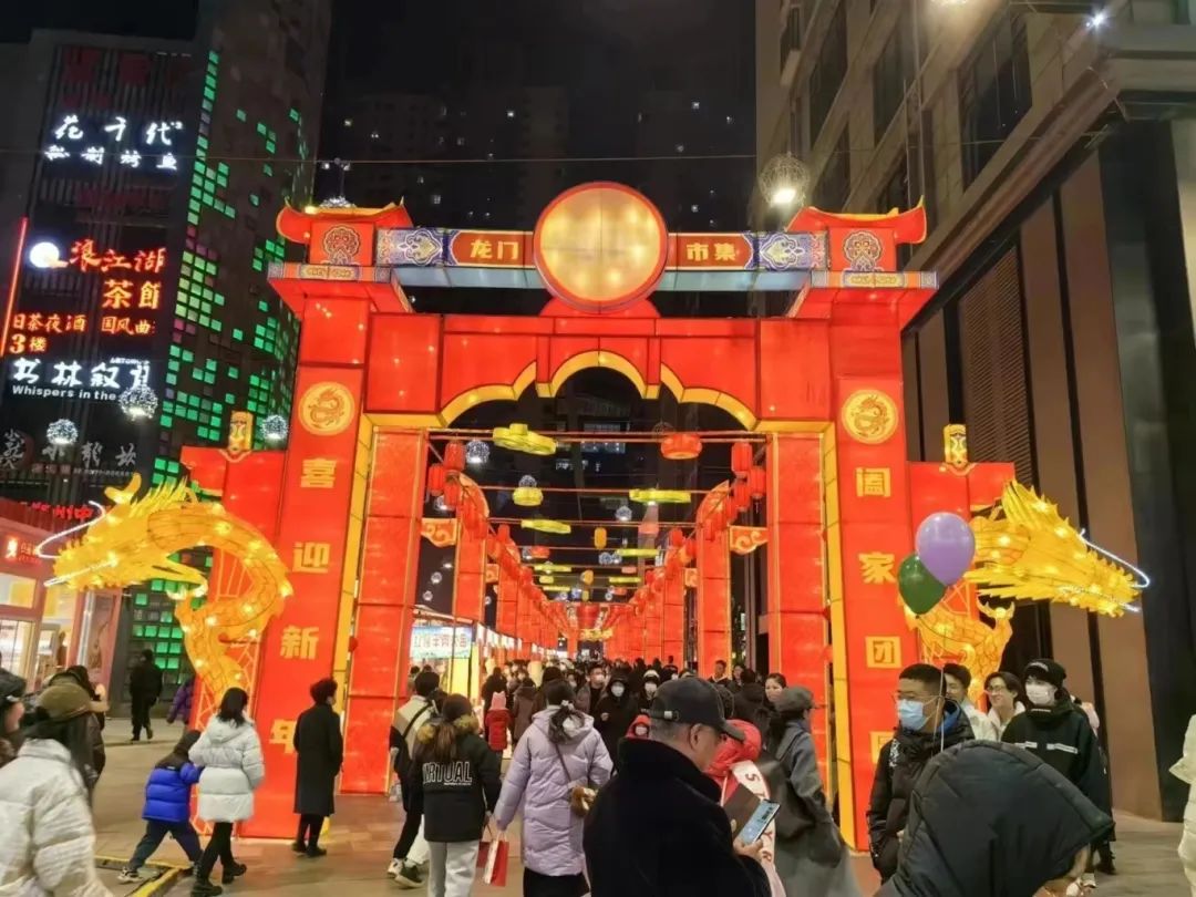 “年貨大街”游人如織。青海省文化和旅游廳供圖