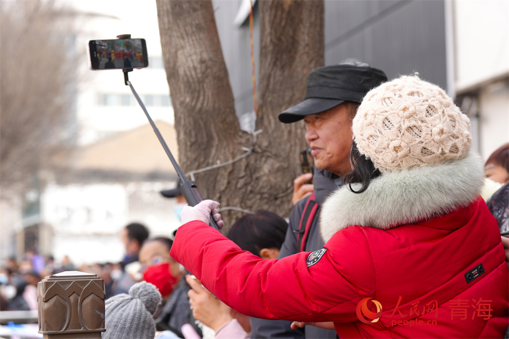 西寧市民觀看社火表演。人民網記者 甘海瓊攝